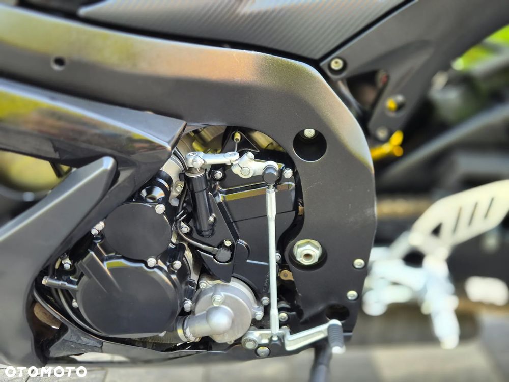 Suzuki GSX-R - 25