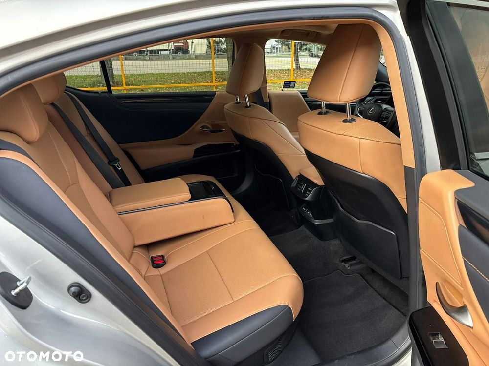 Lexus ES 300h Business Edition - 17