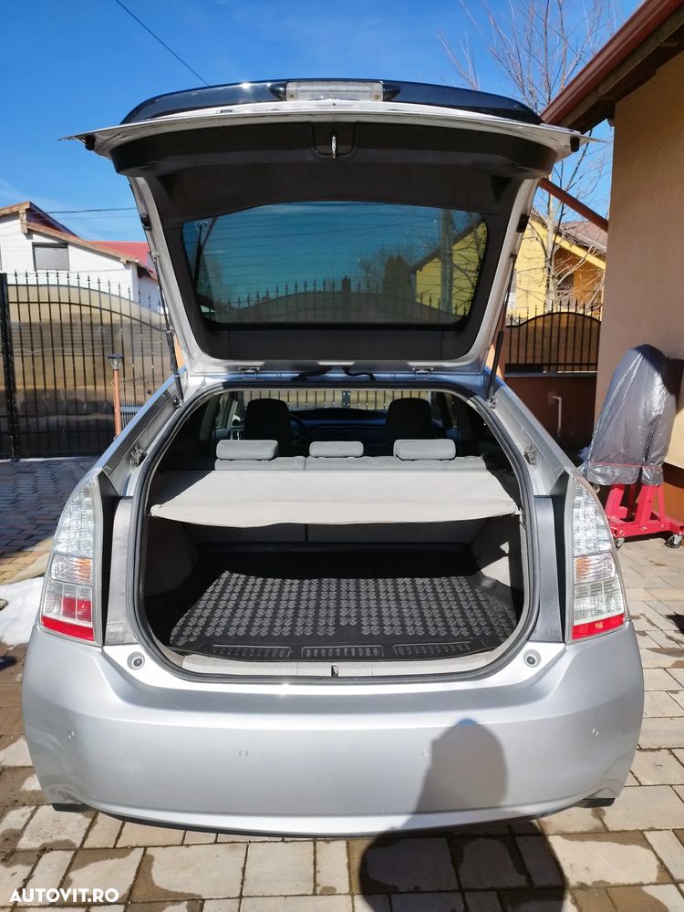 Toyota Prius (Hybrid) Executive - 8