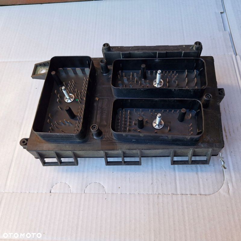 SKRZYNKA BEZPIECZNIKÓW OPEL ASTRA H 13206751 GY 5DK008668-14 KOMBI 04 MODUŁ - 3