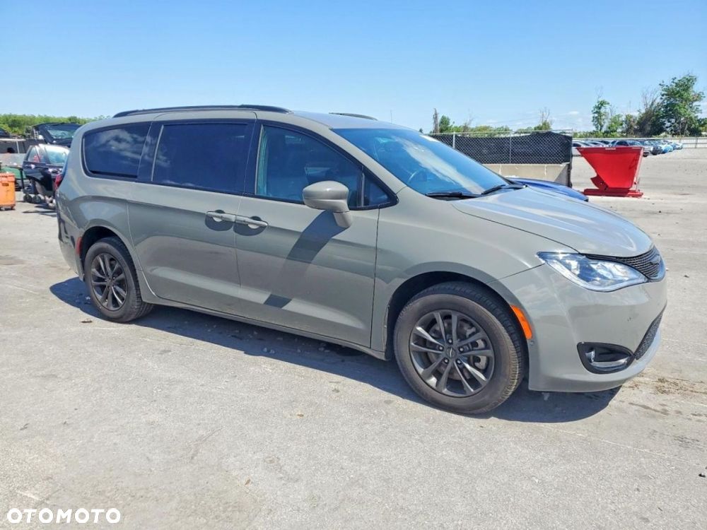 Chrysler Pacifica - 5