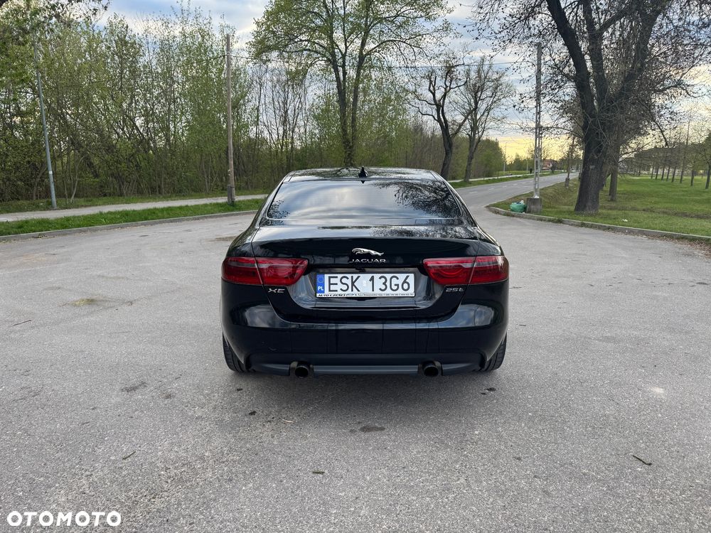 Jaguar XE 2.0 T Portfolio - 5