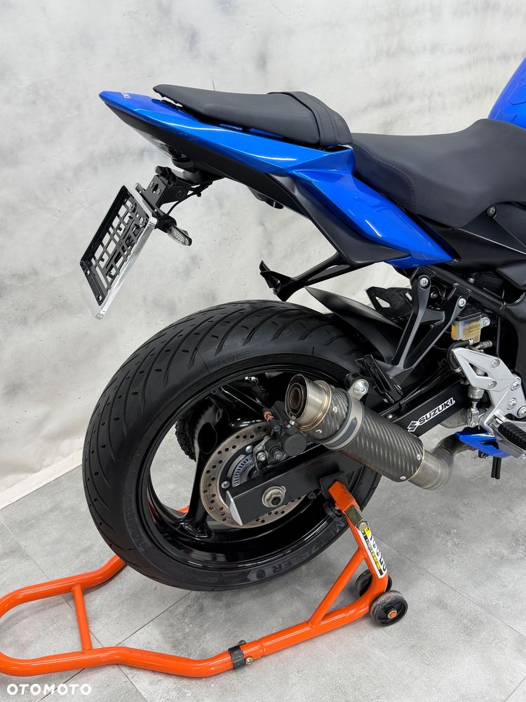Suzuki GSR - 16