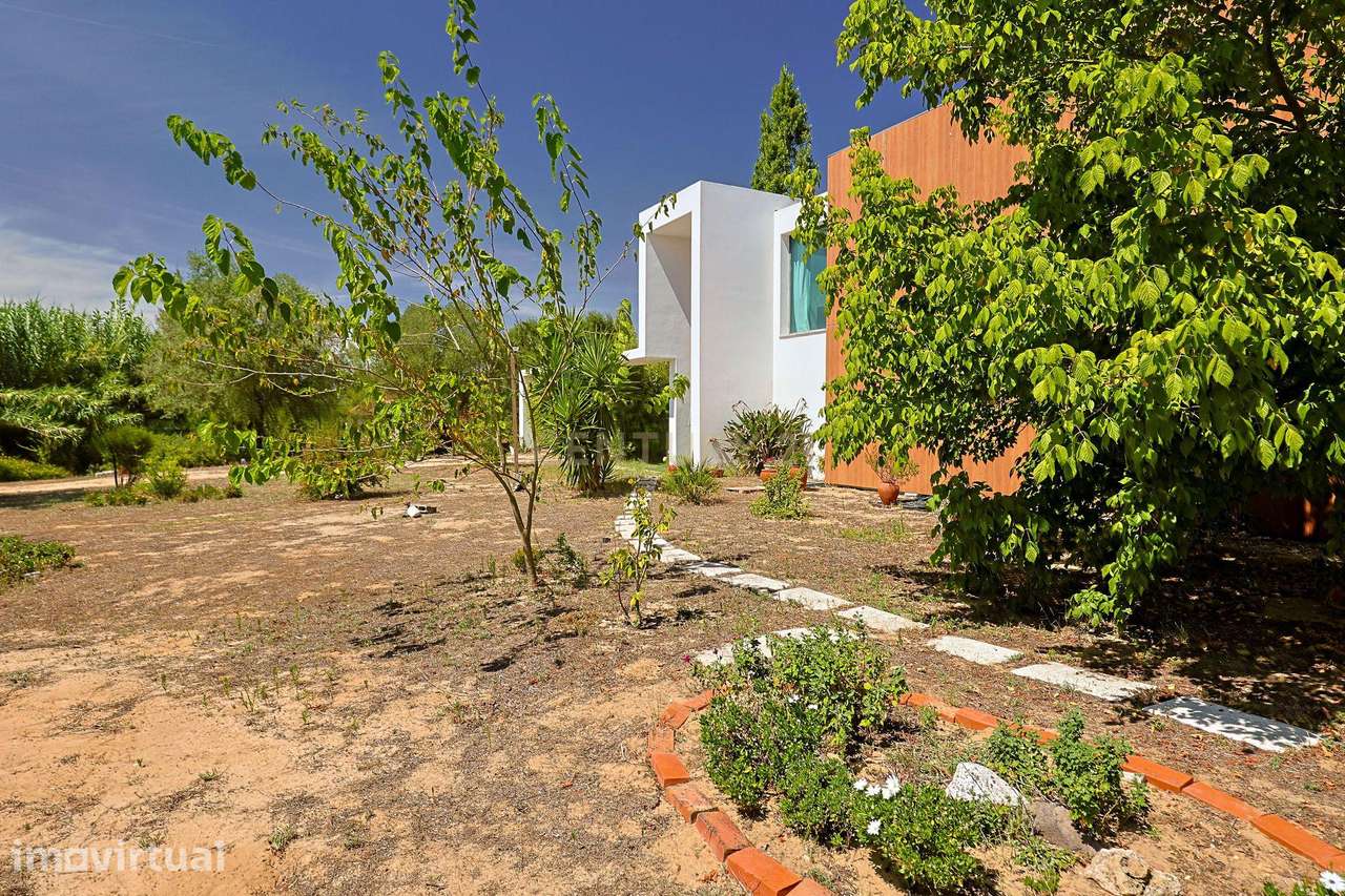 Villa Contemporânea, inserida num lote de 9.500m2 na Quinta do Anjo, P - Grande imagem: 3/29