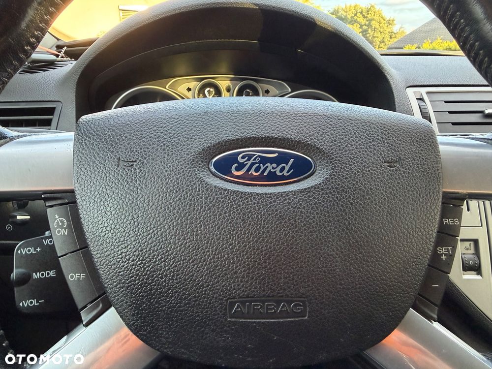 Ford Kuga 2.0 TDCi 2x4 Titanium - 25