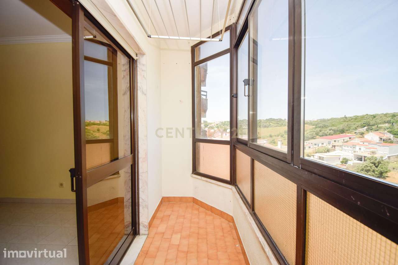 T2 Luminoso com Vista Desafogada, Varanda e Elevador | Belas - Grande imagem: 5/20