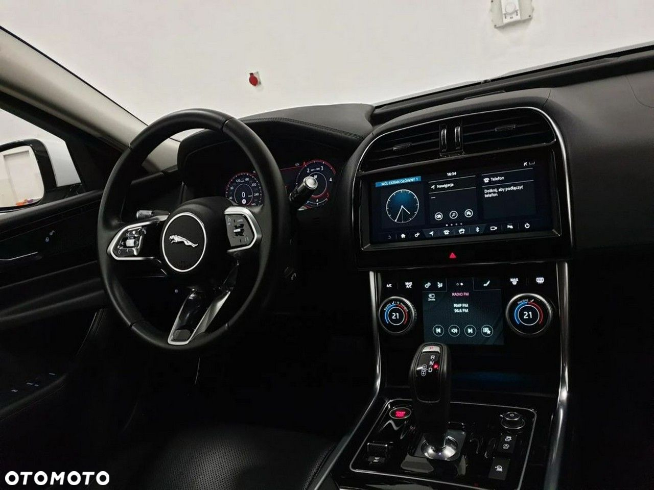 Jaguar XE 2.0 D180 SE - 39