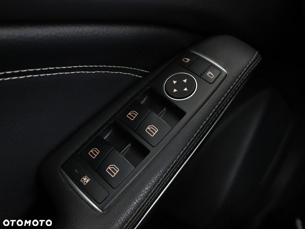Mercedes-Benz CLA 180 7G-DCT Urban - 34