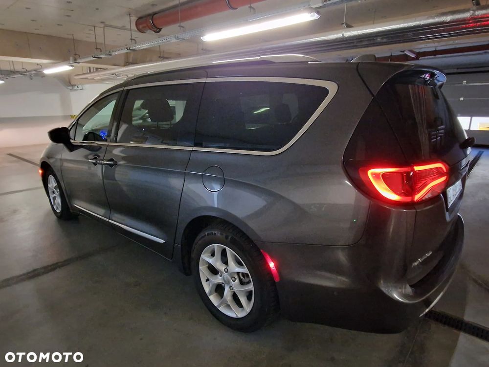 Chrysler Pacifica - 22
