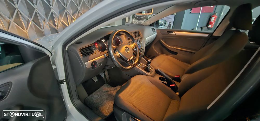 VW Jetta 2.0 TDI Confortline - 43