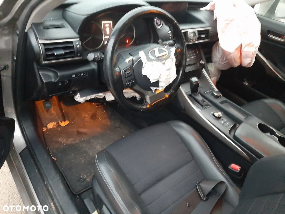 Lexus IS 300h Comfort - 11