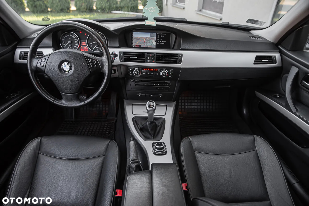 BMW Seria 3 325xi Touring - 9
