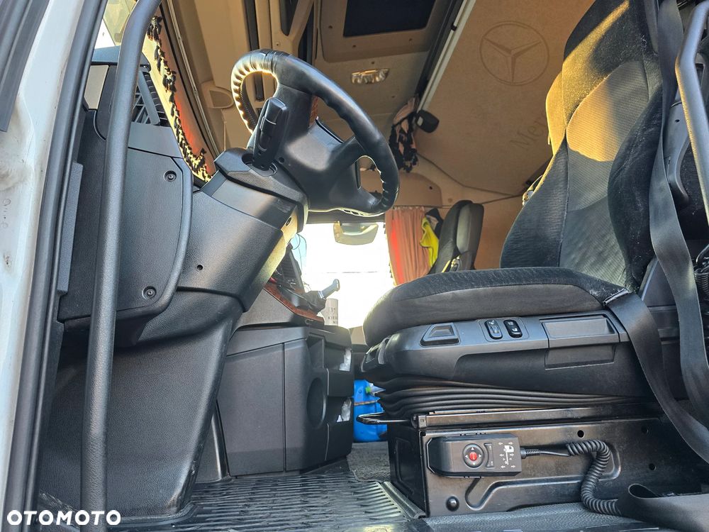 Mercedes-Benz 1842 - 7