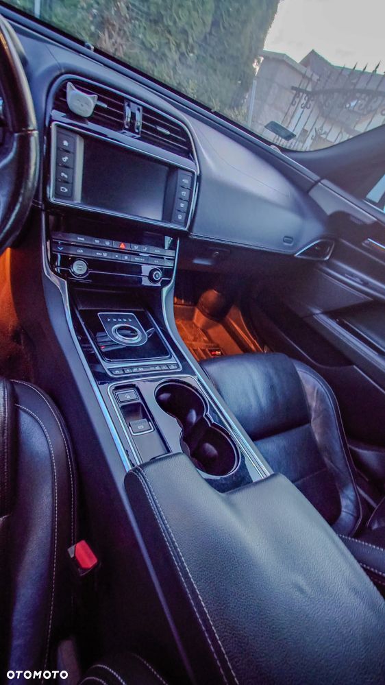 Jaguar XE 2.0 D AWD R-Sport - 20