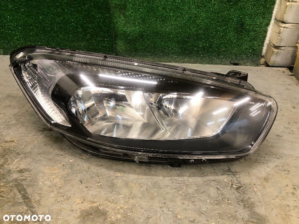 FORD TRANSIT COURIER LAMPA PRAWY PRZÓD PRAWA PRZEDNIA CIEMNA EUROPA USZKODZONA