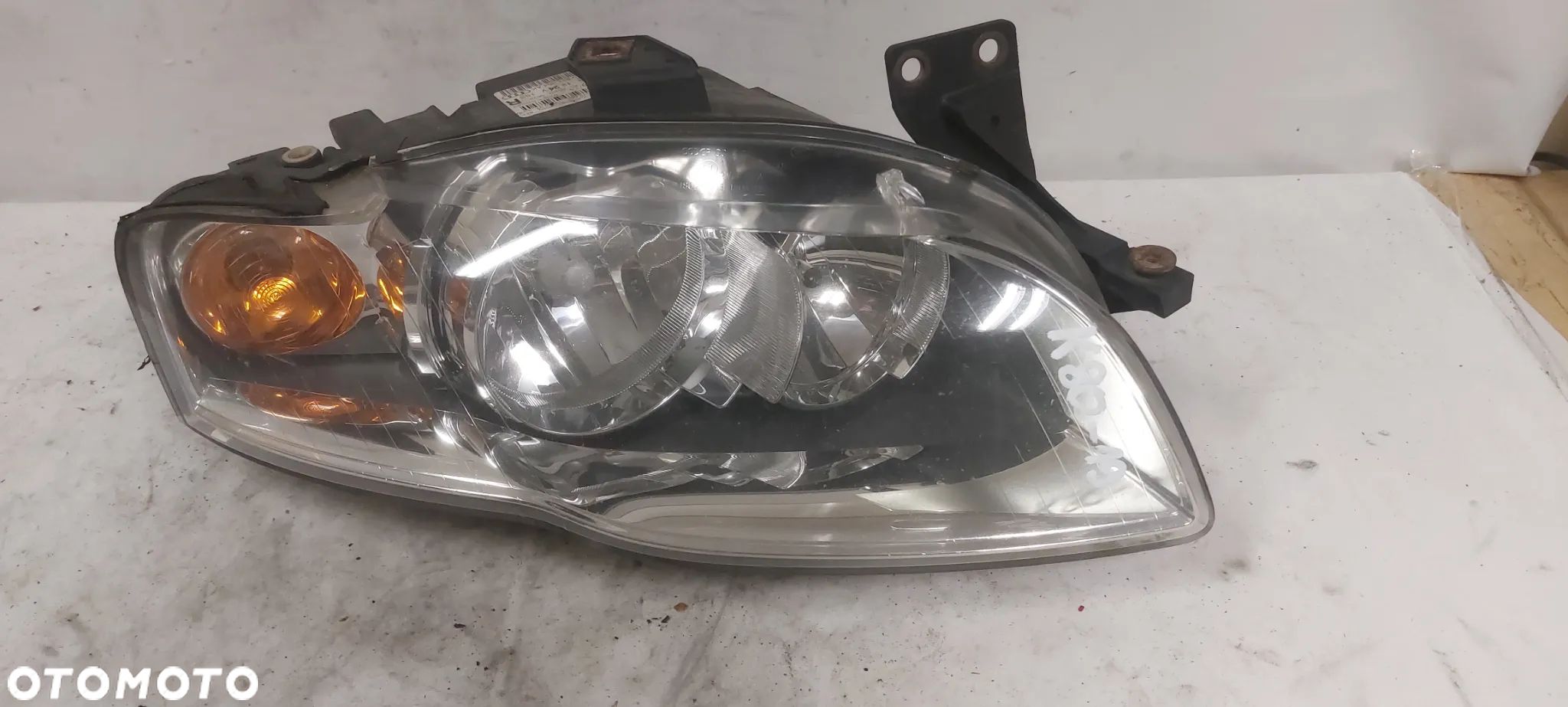 .  LAMPA PRZOD PRZEDNIA PRAWA AUDI A4 B7 - 1
