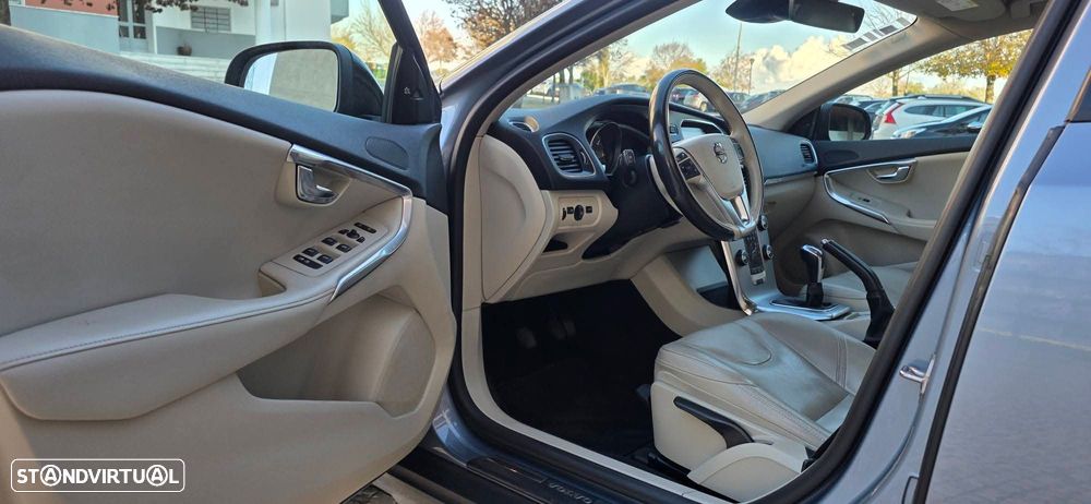 Volvo V40 Cross Country 2.0 D3 Momentum - 10