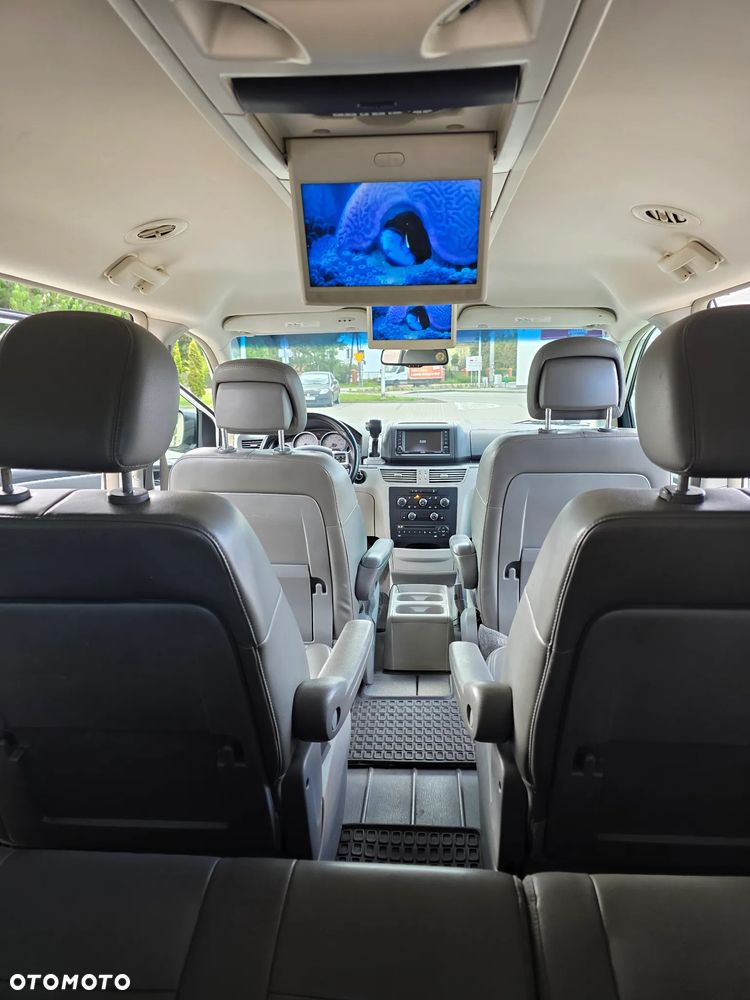 Volkswagen Routan - 12