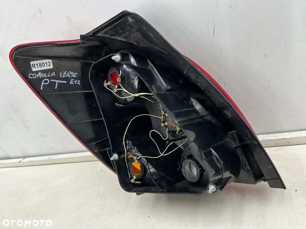 Lampa Toyota Corolla Verso I E12 01-04r. prawa tylna w błotnik oryginalna prawy tył - 16