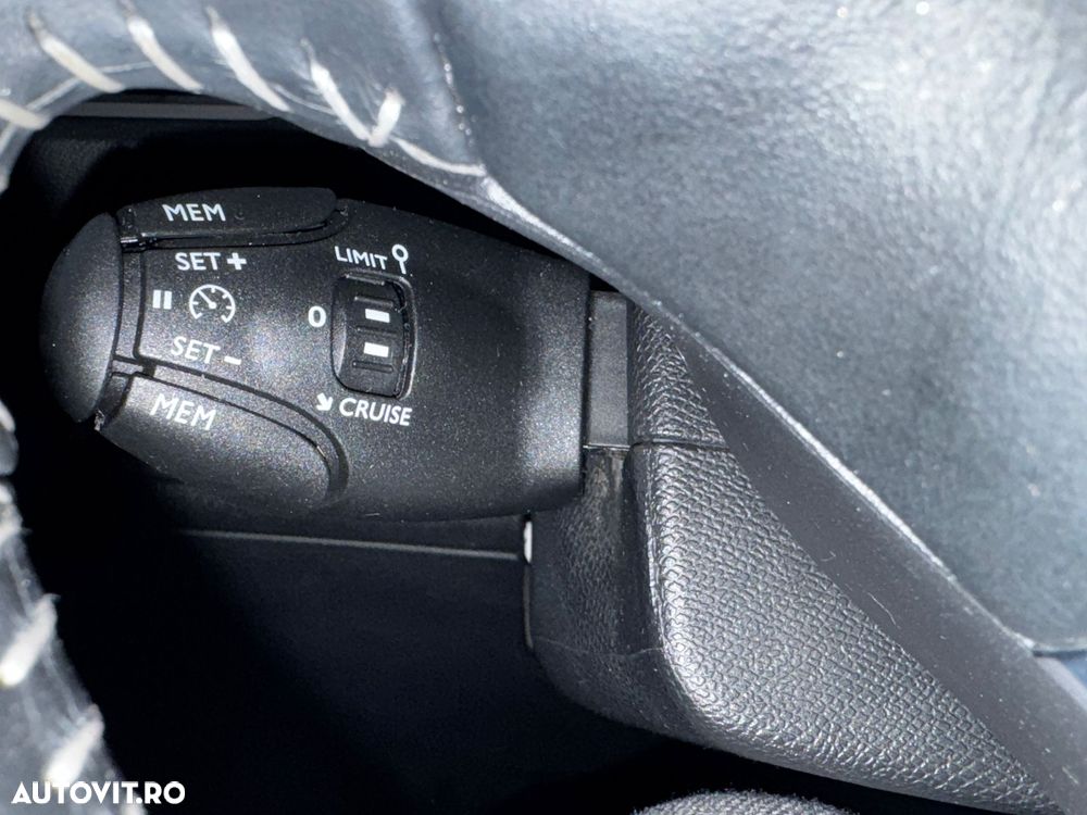 Peugeot 308 1.2 L PureTech Turbo S&S EAT8 Allure - 17