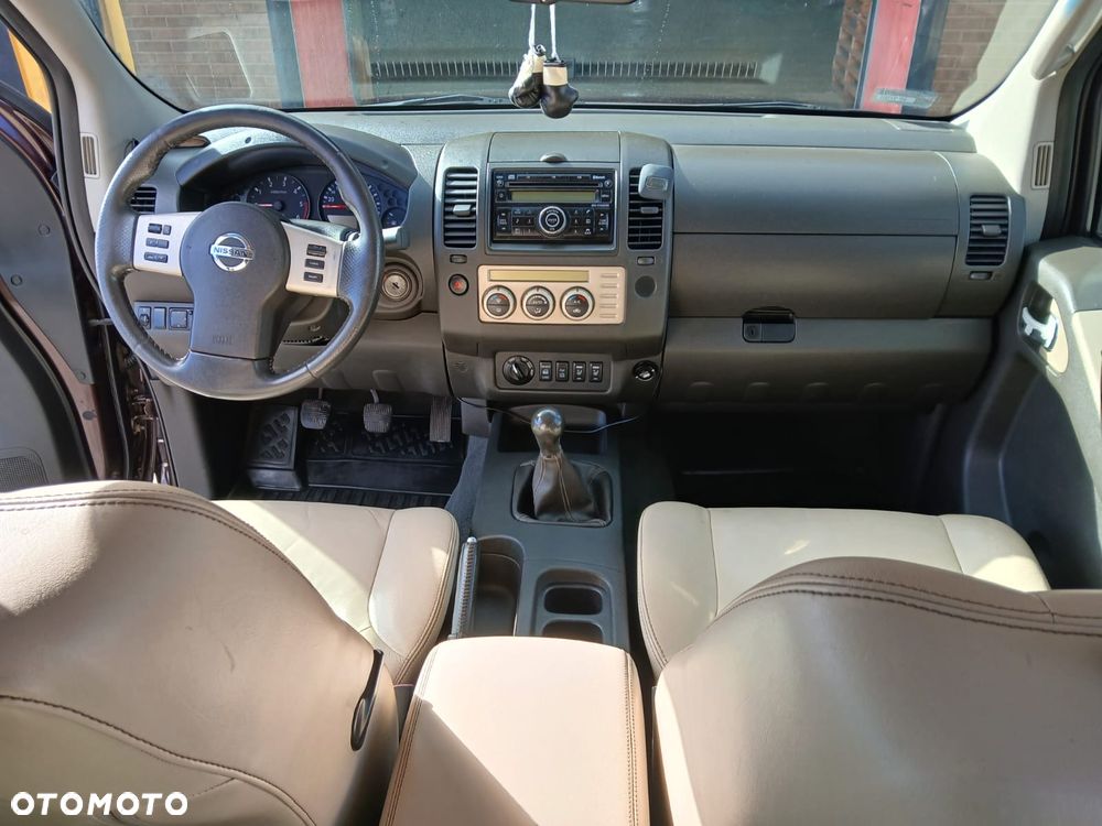 Nissan Navara 2.5 D Platinum - 15