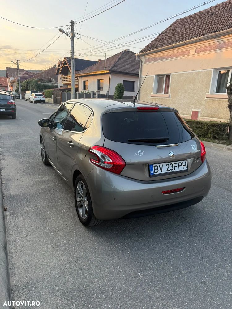 Peugeot 208 2015 photo 4