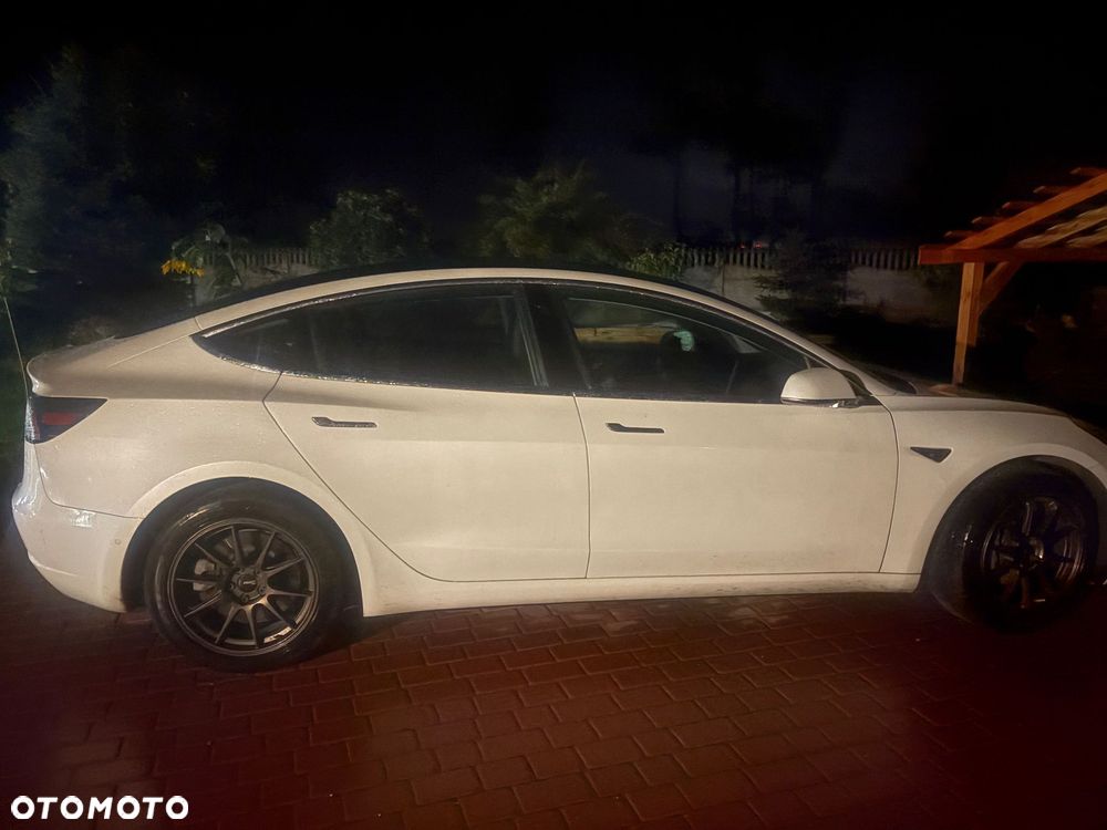Tesla Model 3 - 1