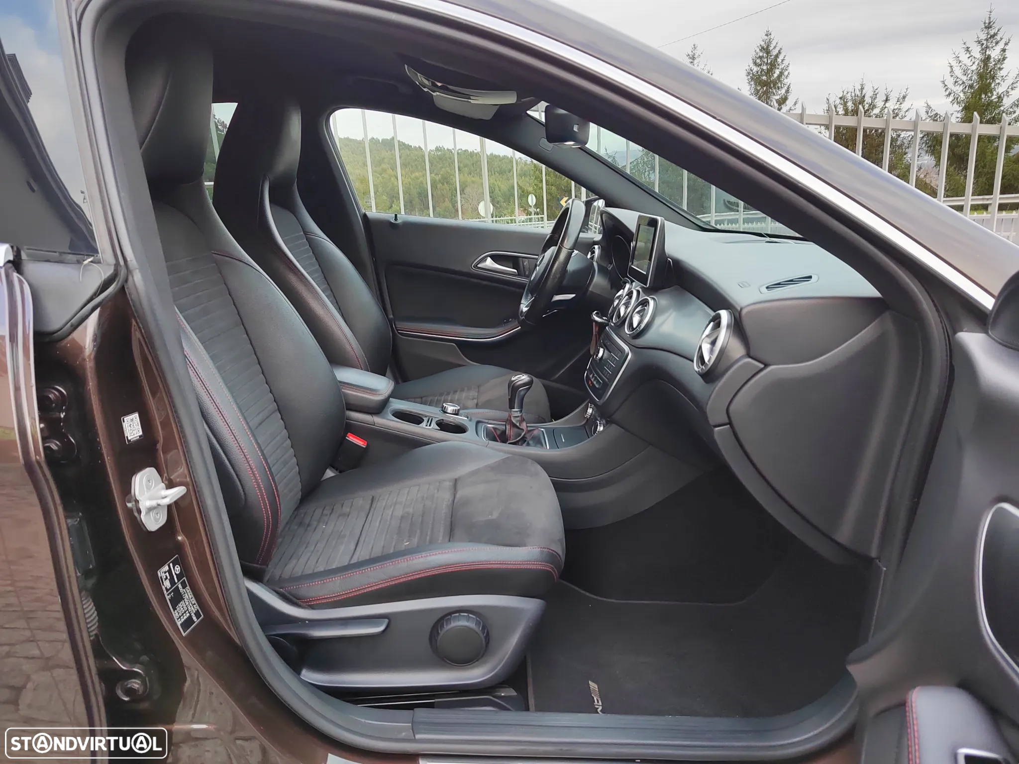 Mercedes-Benz CLA 200 d Shooting Brake AMG Line - 16