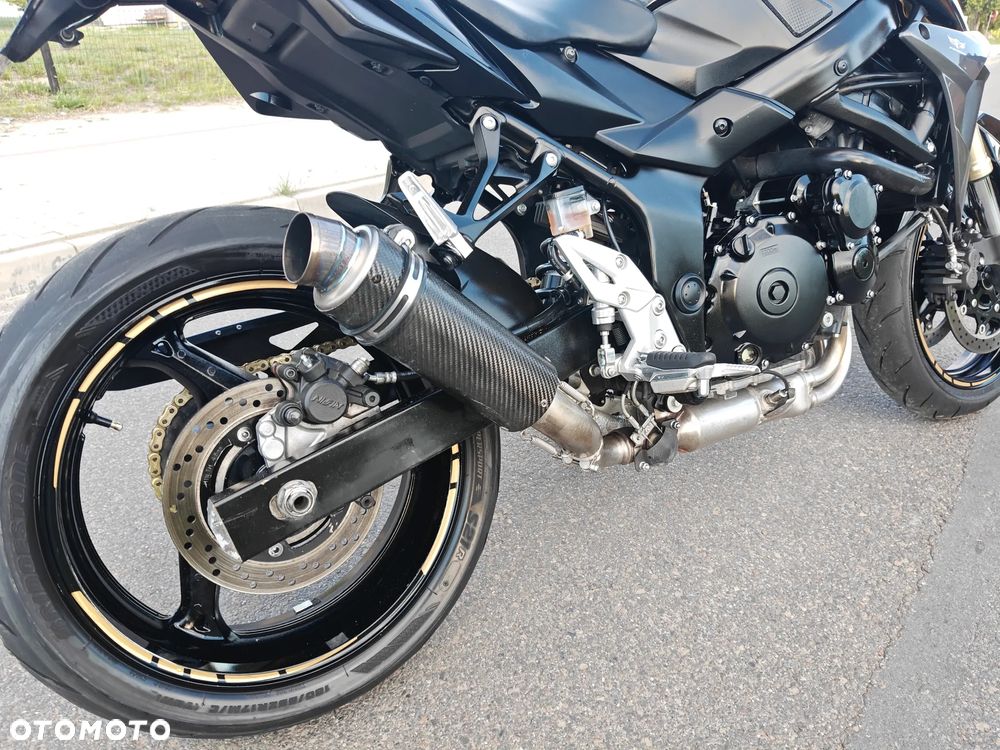 Suzuki GSR - 8