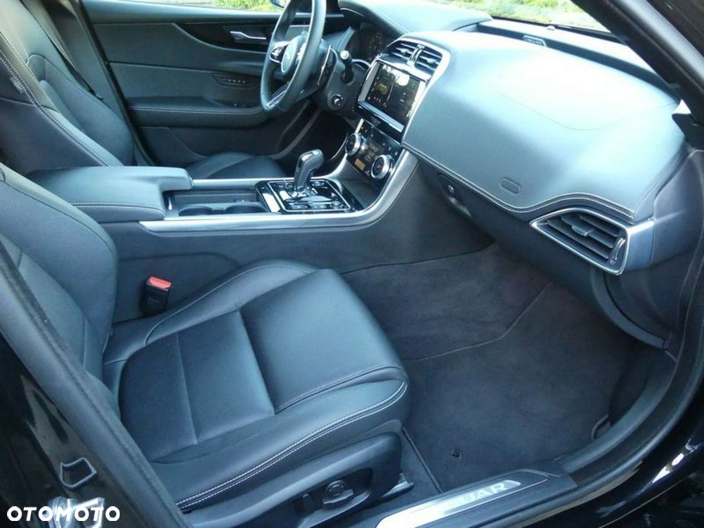 Jaguar XE 2.0 T AWD R-Sport - 20