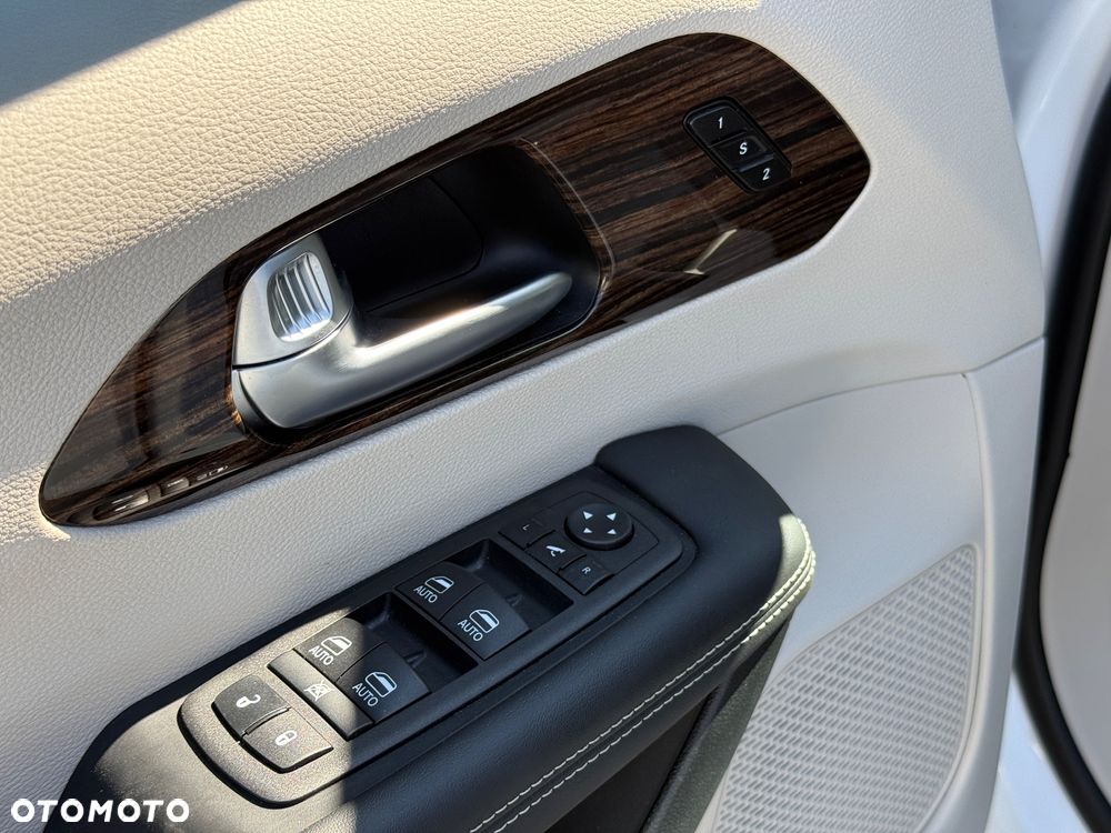 Chrysler Pacifica - 12