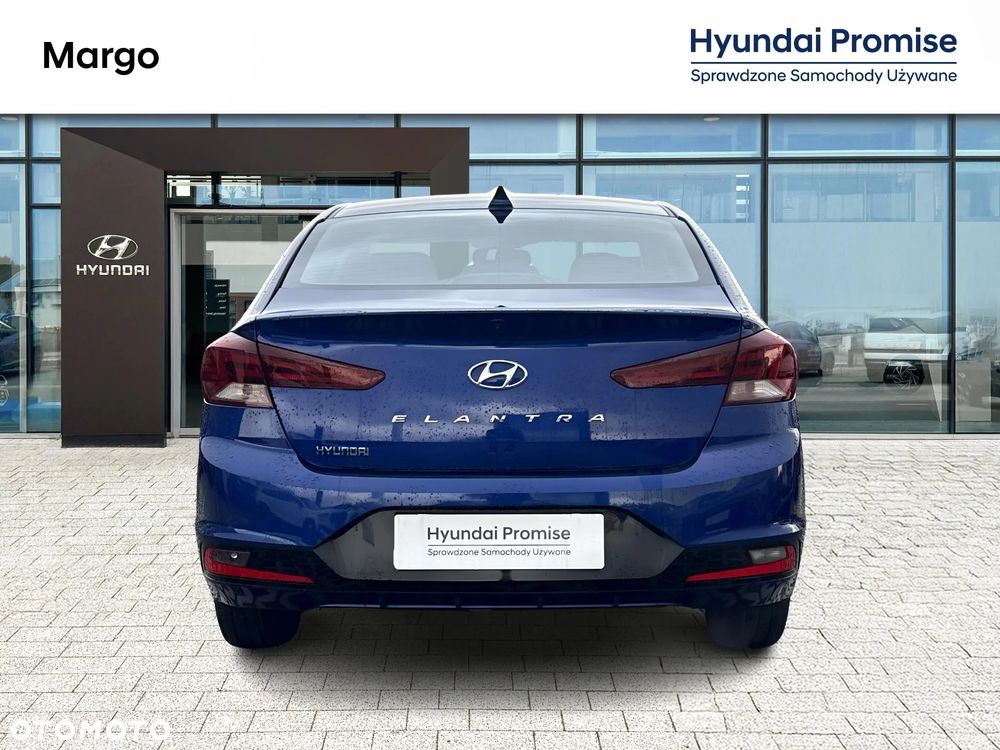 Hyundai Elantra 1.6 Comfort - 12