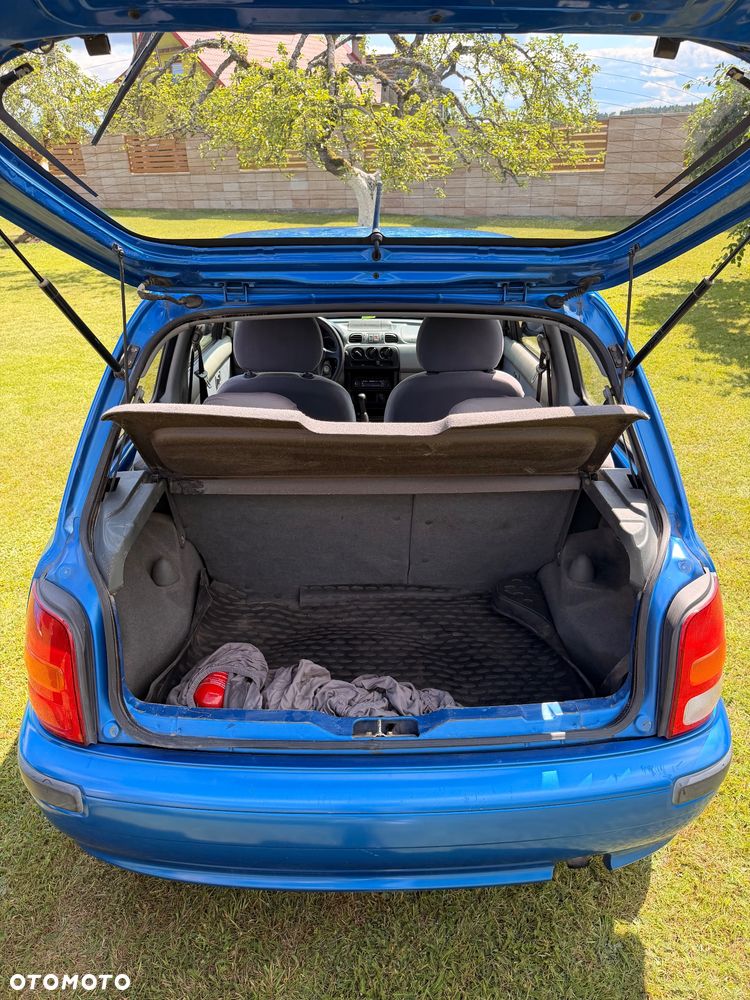 Nissan Micra 1.0 L - 11