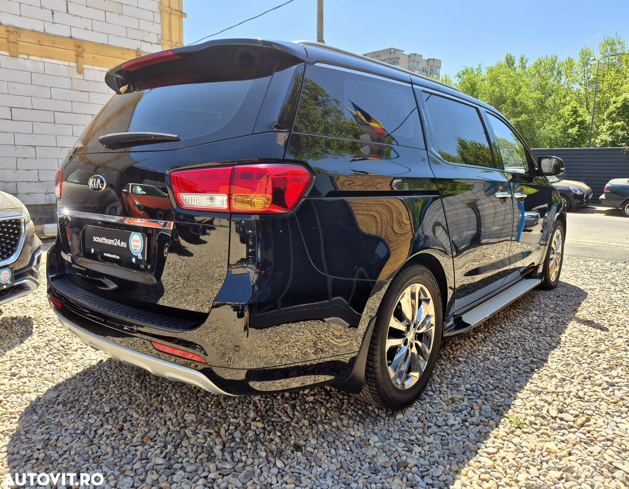 Kia Carnival - 7