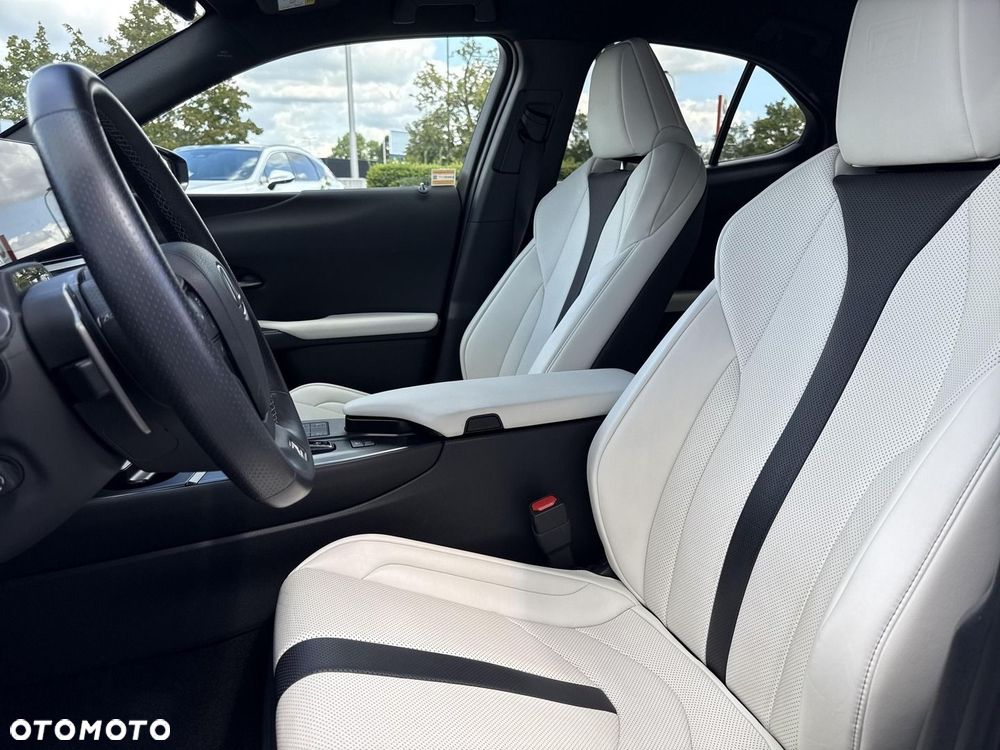 Lexus UX - 12