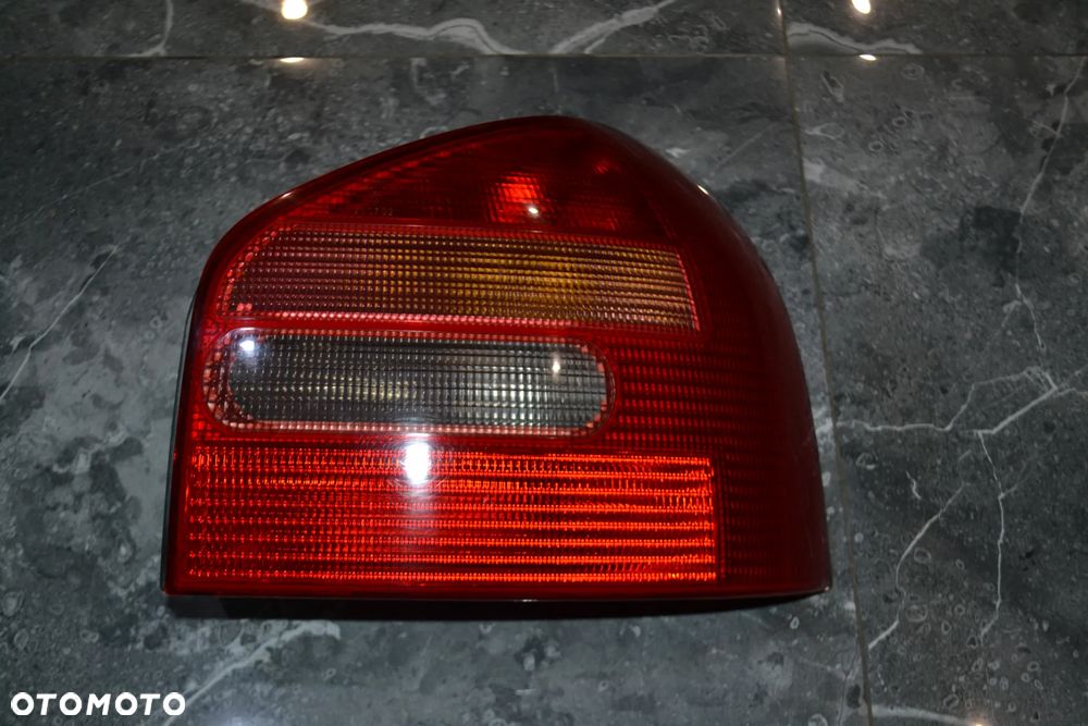 AUDI A3 8L LAMPA TYŁ TYLNA PRAWA KOMPLETNA ORYGINAŁ 8L0945096A