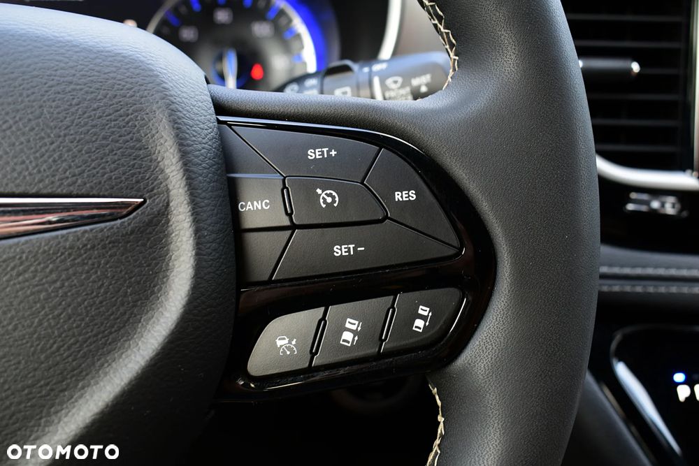 Chrysler Pacifica - 12