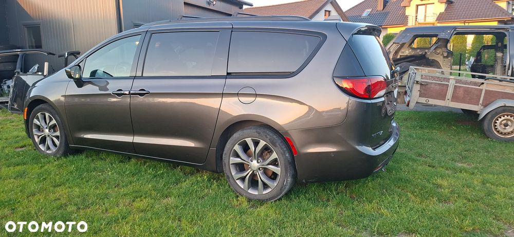 Chrysler Pacifica - 4