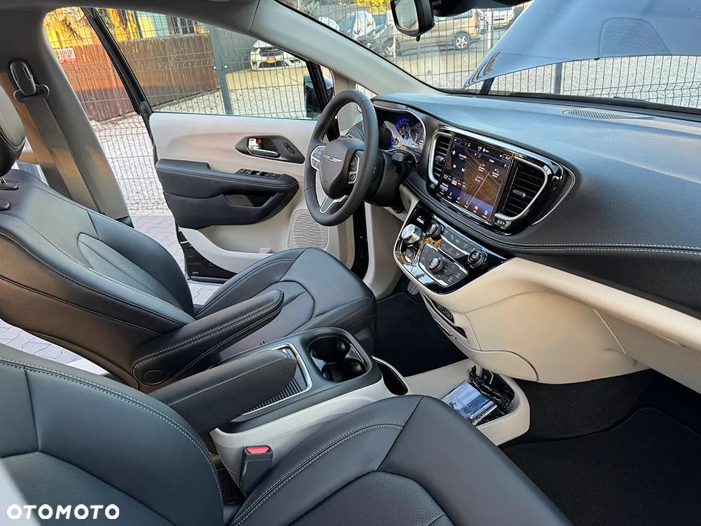 Chrysler Pacifica - 12