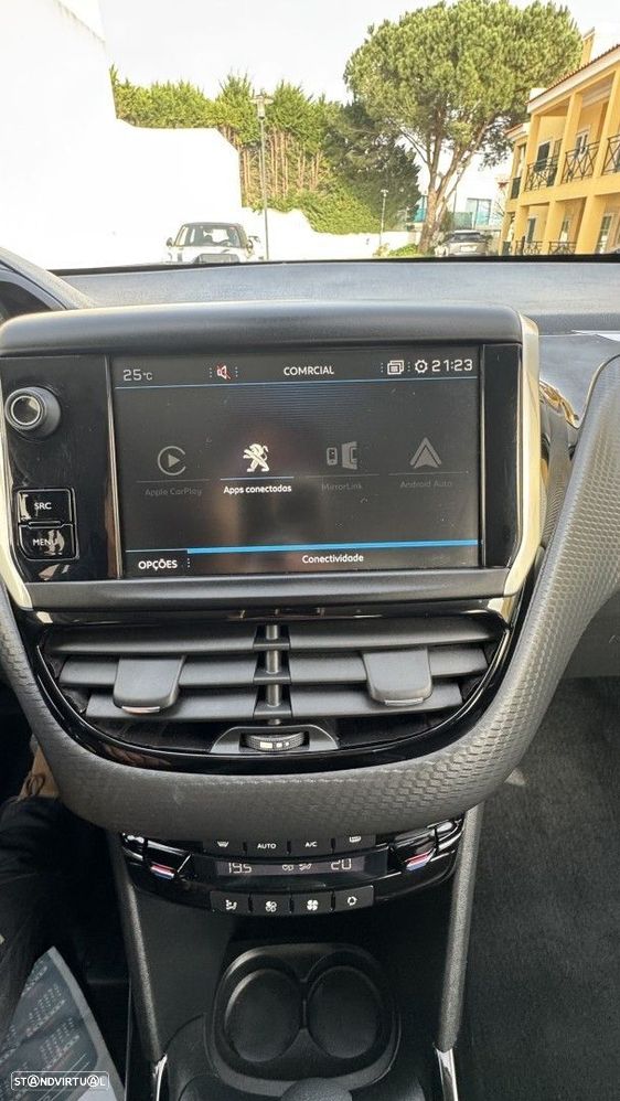 Peugeot 2008 1.2 PureTech Allure EAT6 - 26