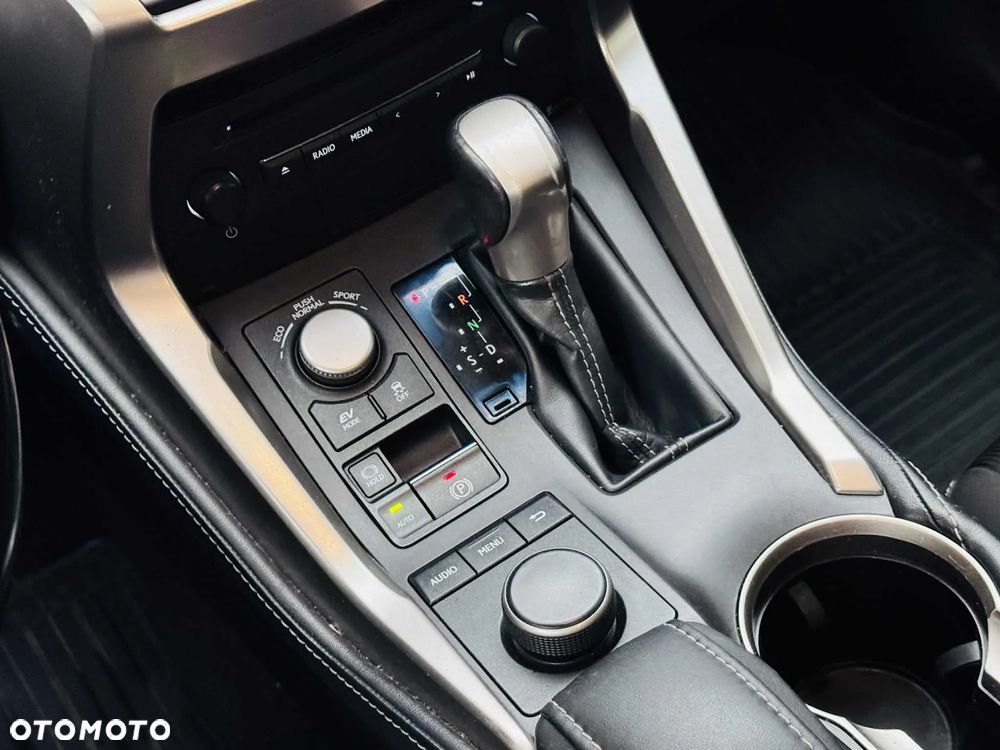 Lexus NX 300h Elite 2WD - 26