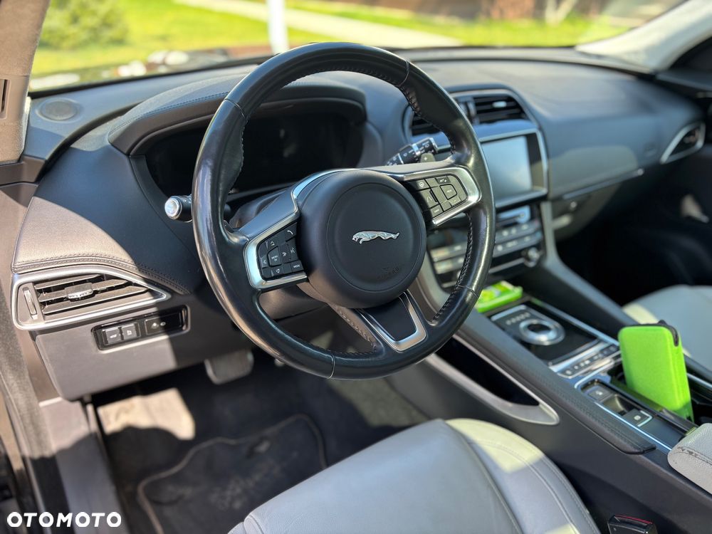 Jaguar F-Pace 2.0 i4D AWD Pure - 7