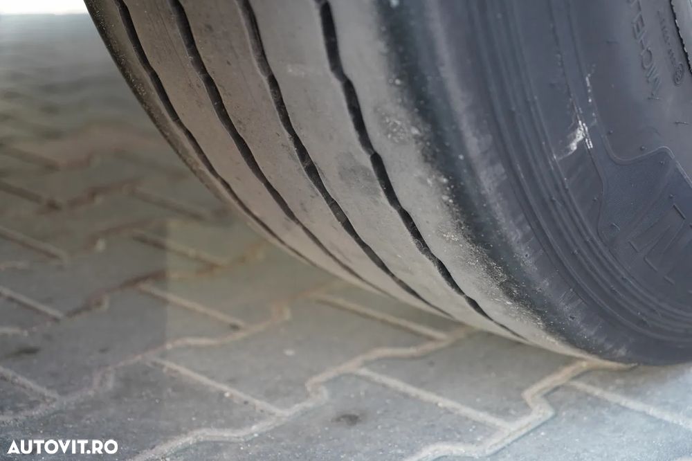 Benalu BENALU / 24 m3 / ALUMINIU / AXĂ RIDICATĂ / GREUTATE: 5.300 KG / PERDĂ ELECTRICĂ / JANTE DIN ALIAJ - 17