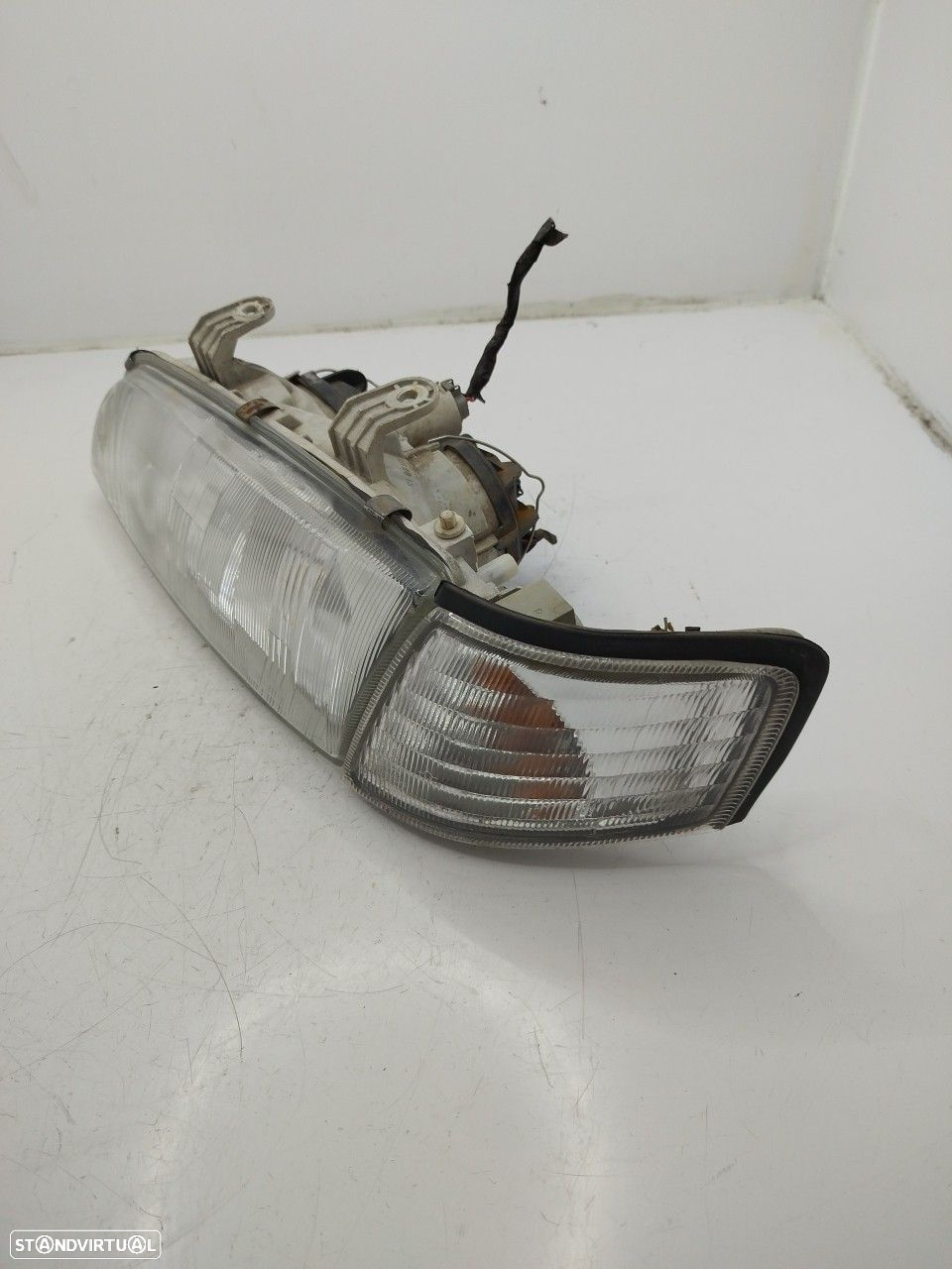 Farol/ Otica Dianteiro Esq Nissan Primera (P11) - 2