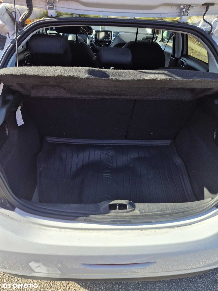 Peugeot 208 - 8
