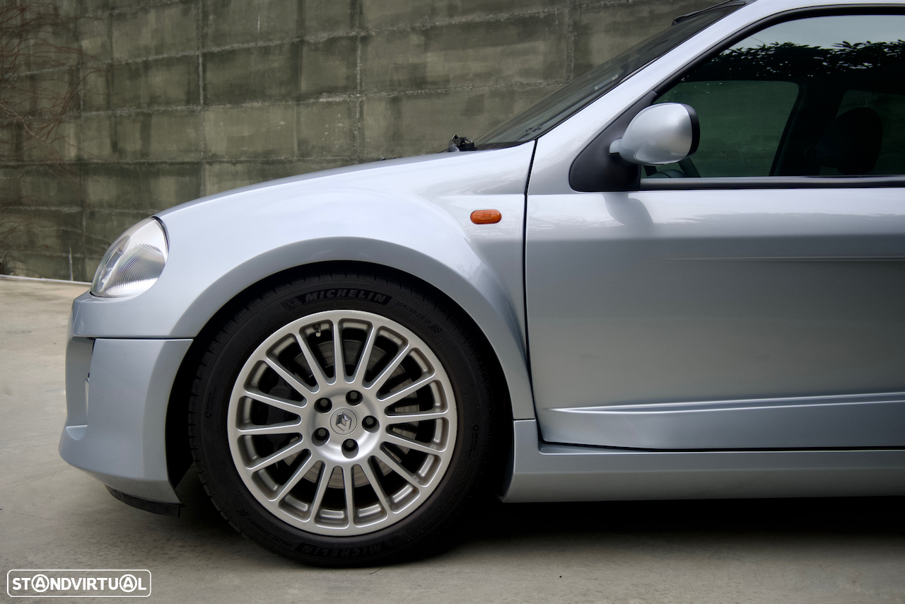 Renault Clio 3.0 V6 Sport - 14