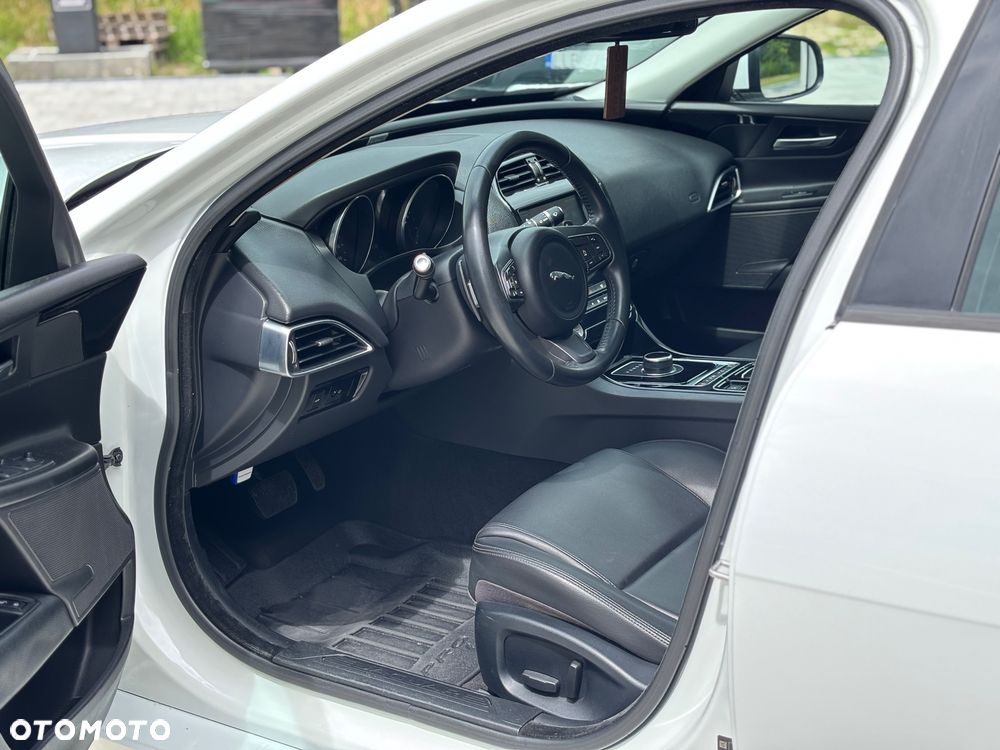 Jaguar XE 2.0 T Prestige - 14