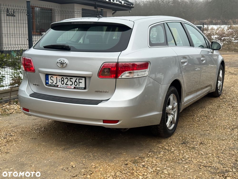 Toyota Avensis 1.6 Comfort - 12