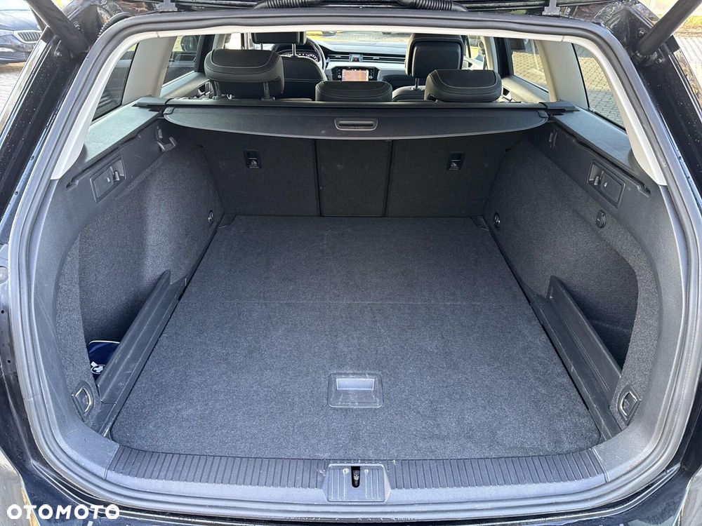 Volkswagen Passat Variant 2.0 TDI Elegance DSG - 26
