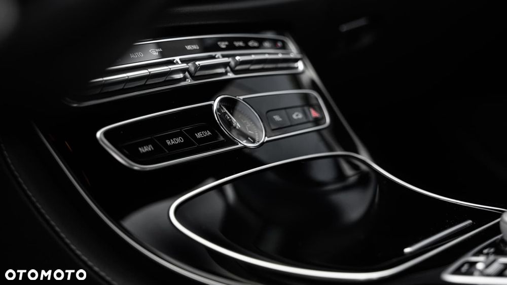 Mercedes-Benz Klasa E 200 9G-TRONIC AMG Line - 11